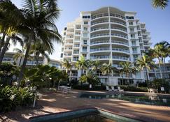 Mariners North Holiday Apartments - Townsville - Building