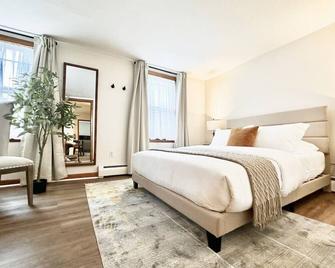 AO Destinations - Wooster Street in Little Italy New Haven - New Haven - Bedroom