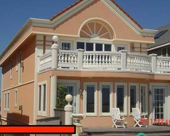 New Listing! Beachfront Villa - Manasquan - Building