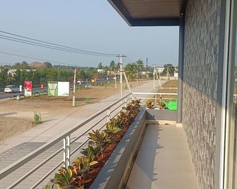 Hotel Surya Grand - Chīrāla - Balcón