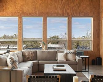 Luxury Riverfront Retreat| 6 Cabins | Private Pool - Llano - Wohnzimmer