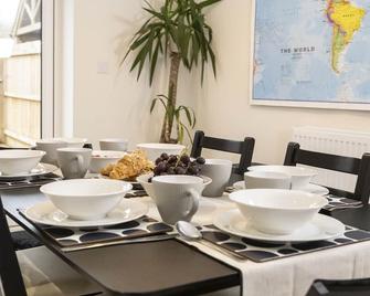 Field View House - Brackley - Dining room