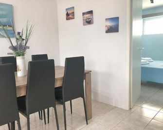 Renovated apt close to beach Wifi AC - Anávyssos - Comedor