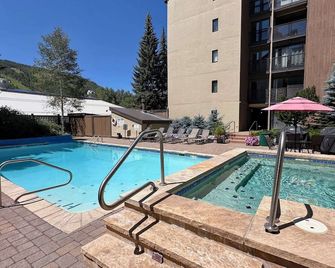 Beautifully Updated Contemporary Vail Condo with Balcony - Walk to Lionshead. - Vail - Pool