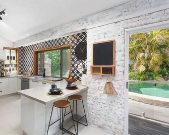 Tranquil Seaside Haven - Forresters Beach - Cocina