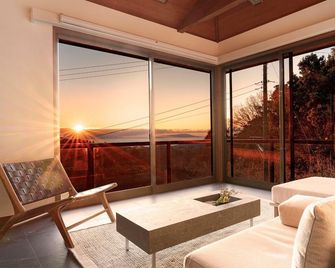 A rental villa nestled quietly in the mountains with a hot spring and private sauna / Atami Shizuoka - Atami - Phòng khách