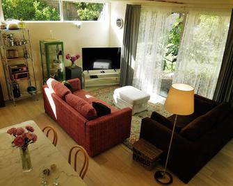 Modern Cozy guesthouse North of Montana Ave., S.Monica, CA. - Santa Monica - Living room