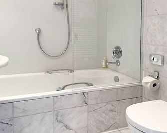 Dormero Hotel Bargenturm LÜneburg - Lüneburg - Badkamer