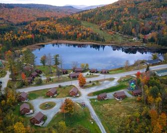 Cherry Lodge: King Room Near Nature Trails - Bethlehem