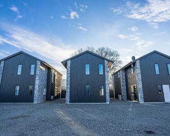 Jillylan Village Apartment - Cromwell - Building