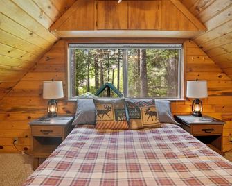 Rainier's Iconic Cabin with Forest Views & Hot Tub - Ashford - Camera da letto
