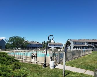 Clean, beautiful condo by Lake Erie! Perfect getaway for a family of four. - Oak Harbor - Pool