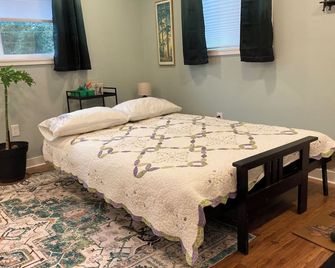 Steller's View, a secluded 2 bedroom apartment near downtown Brownsville. - Brownsville - Bedroom