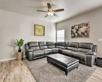 Mtn View Townhome, Pool, Bbq, 17 Mi To Snowbird - South Jordan - Living room