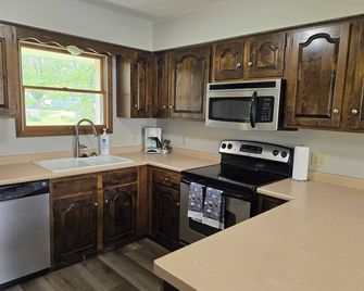Peaceful 4-bedroom entire house with AC in Oelwein with garage & free wi-fi - Oelwein - Cocina