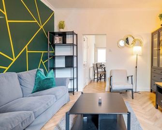Modern Two Bedroom House in Central Hyde by Eason Stays, Ideal for Short Breaks & Business Stays with Free Driveway Parking - Hyde