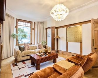 The Rosebery Retreat - Inviting 4bdr With Garden - London - Living room