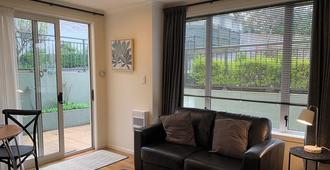 March Apartments - Dunedin - Living room