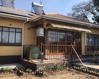 Beautiful 4-Bedroomed House with a Jacuzzi - Hwange - Building