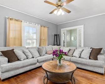 Timelessly restored home - entirely yours to enjoy - Billings - Sala de estar