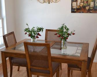 Minutes from Granite Peak Ski Area with easy access to I39 - Wausau - Dining room
