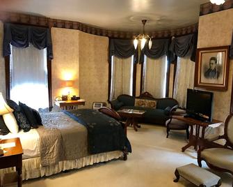 The Redstone Inn and Suites - Dubuque - Bedroom