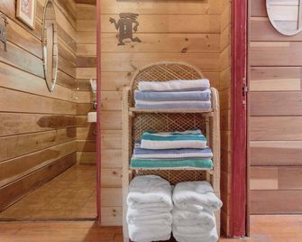 Cozy Riverfront Cabin Just Steps to the Russian River with Beach Access & Wood Stove - Guerneville - Wellness