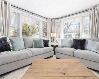 3BR house minutes from speedway & downtown - Bristol - Living room