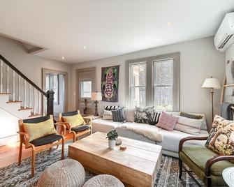 New! l Farm Stay-Emery Farm l Near Portsmouth - Durham - Living room