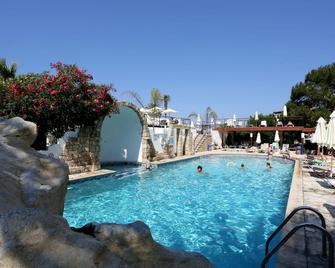 Dionysos Central - Paphos - Pool