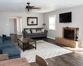 Birdsong Cottage - A gorgeous lake view cottage - Granbury - Living room
