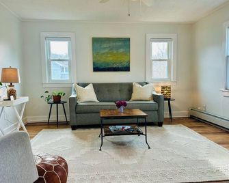 Shorebreak Cottage - North Kingstown - Living room