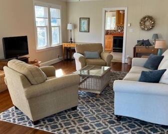 30+ Day Rental, 2b-1.5ba Retreat, 1932 Cottage, Water Front, Quiet, Wifi - Kilmarnock - Living room