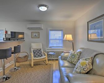 Quaint DT Greenport Apt - 2 Mi to Shelter Island! - Greenport - Pokój dzienny