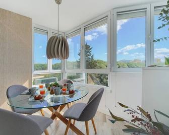 Studio Close to the Beach with Sea Views and Pool - Sitio de Calahonda - Ruokailuhuone
