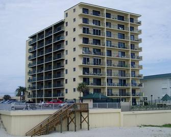 1 Bedroom on the Beach next to Sunglow pier - Fall months available - Daytona Beach Shores - Building