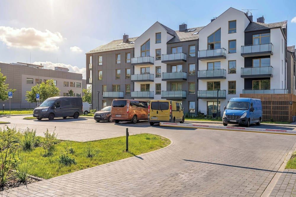 Cozy & Bright Apartment with Parking and Garden by Noclegi Renters - גדנסק - בניין