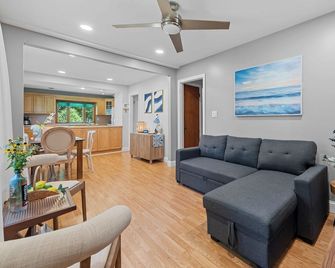 Hauppauge 2br Near Lirr, Airport & Stony Brook - Hauppauge