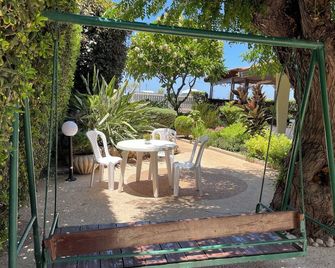 Breezot Yam - Naharija - Innenhof