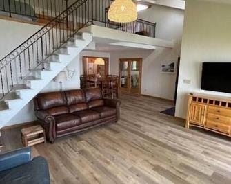 Quiet cabin on Lake Minnewaska - perfect for a family escape. - Glenwood - Living room