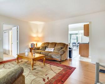 Furnished Deck Pet-Friendly Home in Warsaw - Warsaw - Living room