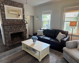 NEW this summer! Sunny beach house in Point O' Woods with stunning water views! - Old Lyme - Sala de estar
