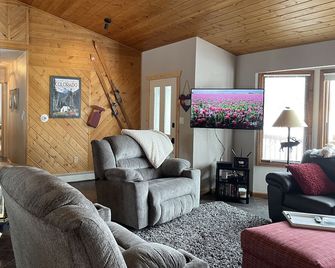 Unique 2 bedroom/2 bath cabin + 3 bedroom/1 bath guest cabin! - Grand Lake - Sala de estar