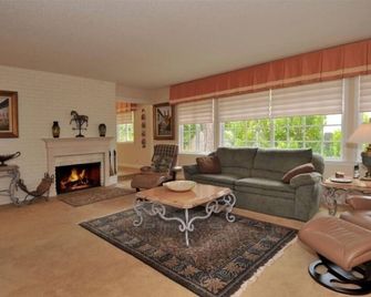 2 min drive to the beach / 17 Mile Drive - Pebble Beach - Living room