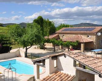 Mas for 9 people, not overlooked, with private, secure swimming pool. - Saint-Sauveur-de-Cruzières - Piscina
