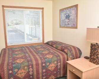 Blue Spruce Motel - Port Austin - Bedroom