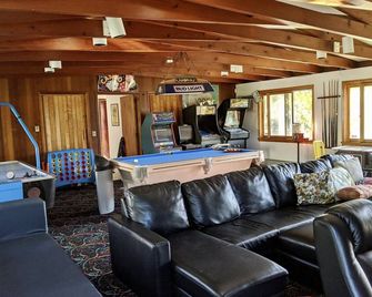 10 Bedroom Hampton House with a regulation size Pickleball court - Hampton Bays - Living room