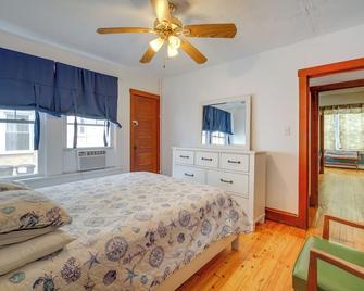 Wildwood Apartment - Porch and Enclosed Sunroom! - Wildwood - Habitación