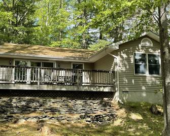 Lake Wallenpaupack/Large Yard/Boat Slip Available - Lakeville - Edificio