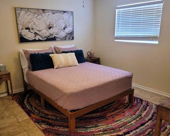 The Butterfly-A Contemporary Hideaway - Ozona